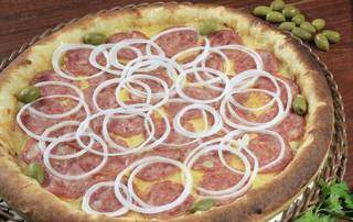 Tradicional pizza de calabresa também vai sair a R$ 25,00 essa semana (Foto: Divulgação)