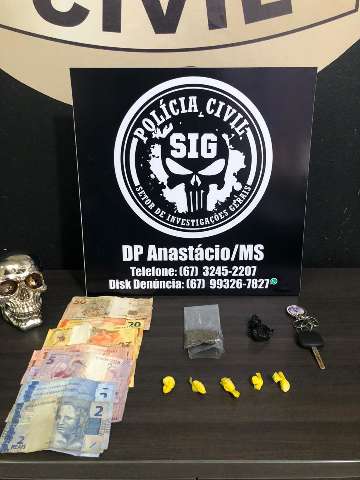 &quot;Fam&iacute;lia do tr&aacute;fico&quot; &eacute; presa com drogas, dinheiro e ve&iacute;culo em &quot;boca de fumo&quot;