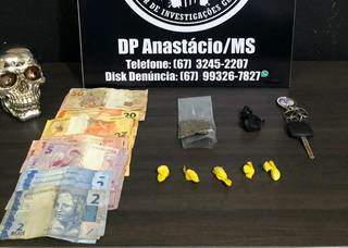 &quot;Fam&iacute;lia do tr&aacute;fico&quot; &eacute; presa com drogas, dinheiro e ve&iacute;culo em &quot;boca de fumo&quot;