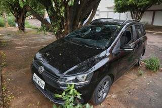 Veículo rodopiou na pista e bateu em árvore (Foto: Paulo Francis)