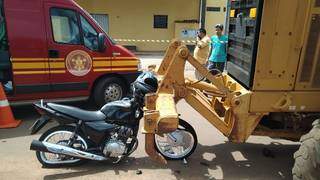 Moto atingiu motoniveladora estacionada (Foto: A Gazeta News)