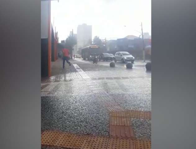 Tempo muda de repente e chuva chega acompanhada de ventos fortes