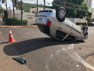 Fiat Pálio capotado em cruzamento da Rua Rio Grande do Sul (Foto: Ana Paula Chuva)