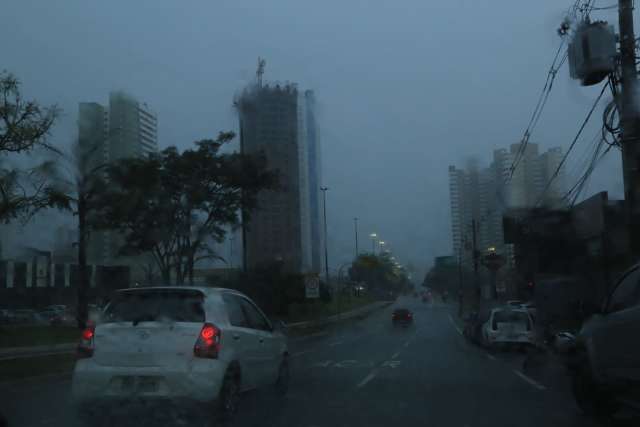 Pelo 2&ordm; dia consecutivo, chuva chega com ventania e granizo na Capital   