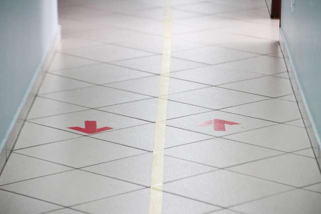 Com aulas j&aacute; suspensas em 8 turmas, casos de covid ser&atilde;o frequentes, avisa Sesau