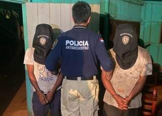 Policial com dois dos três paraguaios presos por sequestrar brasileiro por engano (Foto: Divulgação)