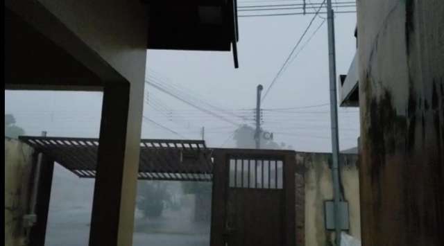 Chuva forte com ventania no Interior fecha aeroporto e alaga casas