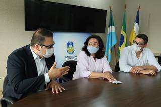 Alan Guedes (à esquerda), Délia Razuk e o vice-prefeito eleito Guto Moreira (Foto: A. Frota/Divulgação)