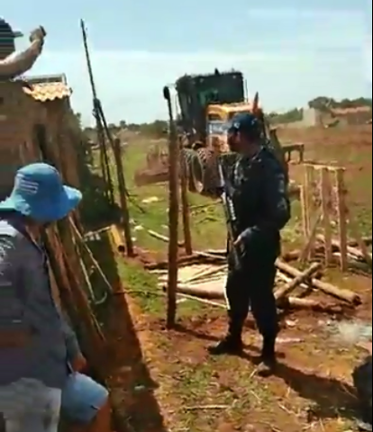 Barracos s&atilde;o destru&iacute;dos e &quot;sem-teto&quot; expulsos de terreno pelo Choque 