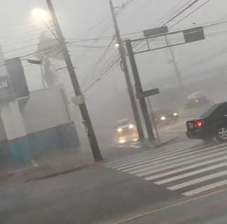 Ventos chegam a 55 km/h e impressionam durante chuva forte