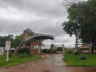 Parque Ambiental Rego D’Água, na região sul de Dourados, fechado desde março (Foto: Helio de Freitas)