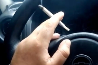 Dirigindo, jovem grava v&iacute;deo fumando maconha atr&aacute;s de viatura da PM e vai preso