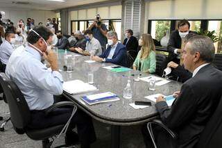 Reunião sobre pauta econômica ocorreu na sala da presidência da Assembleia (Foto: Wager Guimarães - ALMS)