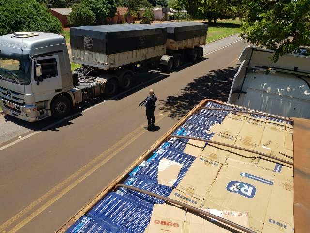 Duas carretas s&atilde;o apreendidas com 80 mil pacotes de cigarros contrabandeados