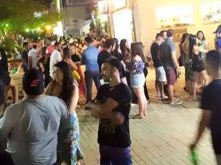 Cidade retoma &quot;toque de recolher&quot; e cancela queima de fogos no R&eacute;veillon