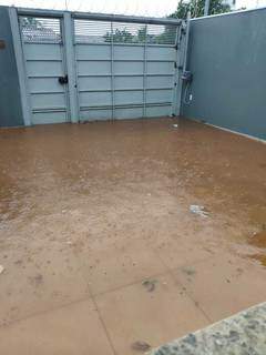 Imagem da garagem de Marlon Durante a chuva, a agua chega a 30cm. (Foto:Direto das Ruas)