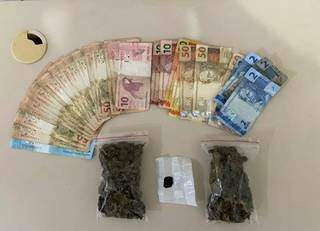 Dinheiro e drogas apreendidas com o médico. (Foto: Divulgação/PM) 
