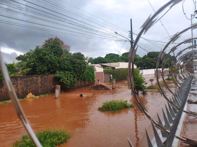 Rua se transforma em rio em dias de chuva no Serradinho, reclama morador