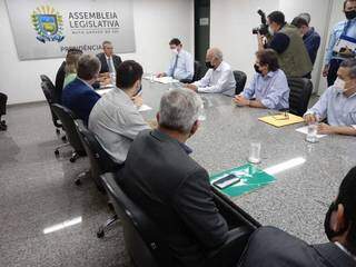 Reunião na sala da presidência da Assembleia Legislativa (Foto: Leonardo Rocha)