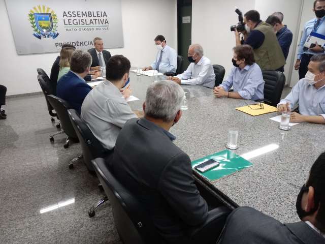 Setor industrial discute com deputados medidas para alavancar economia