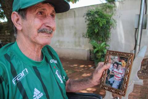Altamir pede celular de Natal para falar com a família do filho que se foi