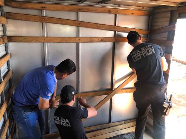 Caminh&atilde;o de salgadinhos levava 1,5 tonelada de maconha em fundo falso