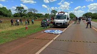 Corpo de sitiante no meio da rodovia e equipe da CRR MSVia no local (Foto: Sidnei Bronka/Ligado na Notícia)