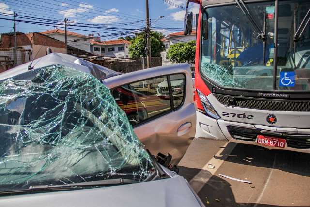 Motorista de aplicativo morre ao bater em &ocirc;nibus 