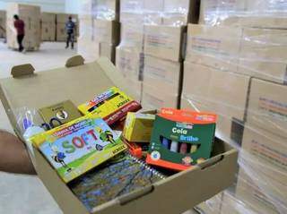 Prefeitura assina contrato de R$ 1, 6 milh&atilde;o para compra de kits escolares