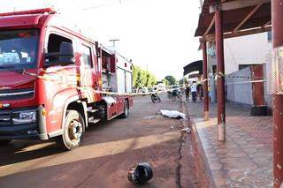 Crime aconteceu ontem à tarde na Rua Araticum, em frente a uma conveniência (Foto: Paulo Francis/Arquivo)