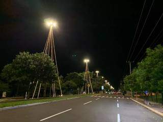 Tr&ecirc;s avenidas de Campo Grande come&ccedil;am a receber decora&ccedil;&atilde;o natalina
