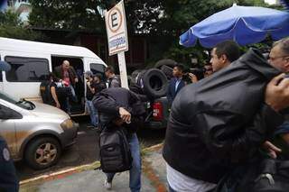 Polciais militares chegando à Corregedoria quando foram presos na Operação Oiketicus (Foto: Fernando Antunes/Arquivo)