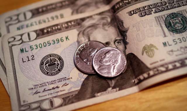 D&oacute;lar aproxima-se de R$ 5,40, mas cai na semana