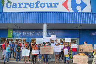 Grupo se reuniu em frente ao Carrefour no Shopping Campo Grande (Foto: Silas Lima)