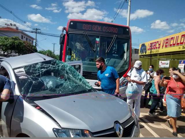 Motorista &eacute; socorrido desacordado ap&oacute;s carro colidir com &ocirc;nibus