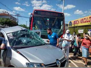Carro destruído após colisão com ônibus da linha 080 (Foto: Simão Nogueira)
