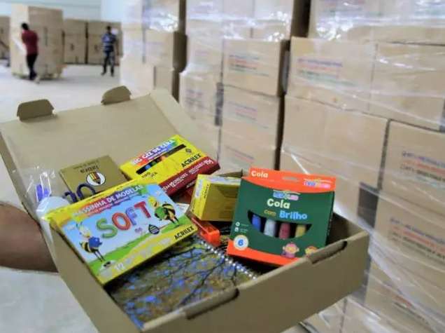 Prefeitura assina contrato de R$ 1, 6 milh&atilde;o para compra de kits escolares