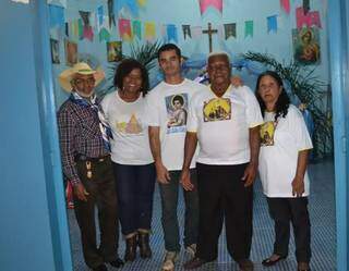 Seu João com Rosana e outros membros do quilombo (Foto: Arquivo Pessoal)