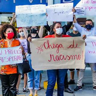 Protesto ap&oacute;s morte de negro leva 50 pessoas ao Carrefour na Capital