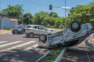 O primeiro acidente aconteceu no cruzamento das avenidas Noroeste e Salgado Filho, na Vila Progresso (Foto: Marcos Maluf)