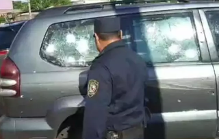 Policial vistoria a SUV blindada onde estava Fredy Enchagüe Bordon executado com vários tiros. (Foto: Marciano Candia)