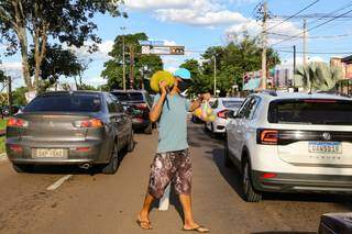 No meio do carros, Maico oferece desde jacas a mangas madurinhas (Foto: Kísie Ainoã)