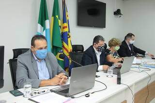 Mesa diretora da Câmara Municpal durante sessão virtual (Foto: Divulgação - CMCG)