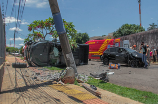 O outro acidente envolveu uma Chevrolet S10 e um veículo VW Gol no cruzamento das ruas Caiapós com a Engenheiro Roberto Mange, na Vila Taquarussu (Foto: Marcos Maluf)