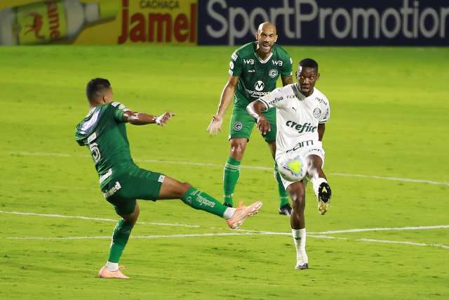 Com um a menos, Palmeiras perde para o Goi&aacute;s, no primeiro rev&eacute;s com Abel 