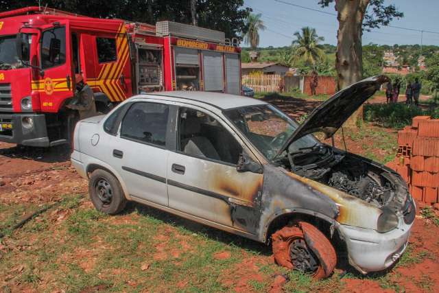 Mulher tem carro incendiado por ex-amiga no Jardim das Cerejeiras