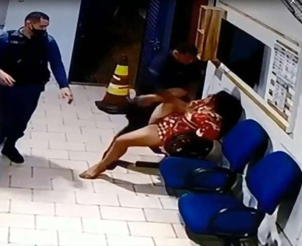 &quot;Ele me tirou do hotel pelos cabelos&quot;, diz mulher espancada por tenente da PM