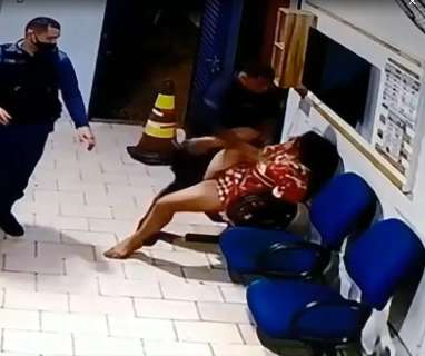 Vídeo mostra PM espancando mulher algemada