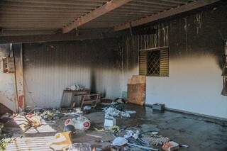 Objetos espalhados pela garagem depois do fogo. (Foto: Marcos Maluf)