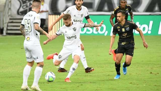 Atl&eacute;tico-MG leva virada do Cear&aacute;, mas arranca empate com um a menos e lidera